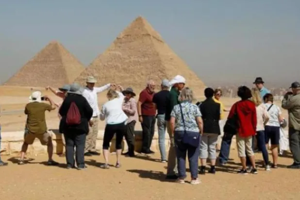 Turistler Kahire’nin eteklerindeki Giza piramitlerinde (Reuters)
