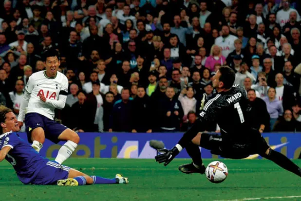 سون يختتم ثلاثيته في شباك ليستر (رويترز)