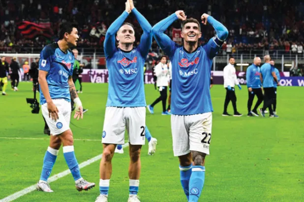 فرحة في نابولي بتخطي ميلان في المرحلة الماضية (أ.ف.ب)