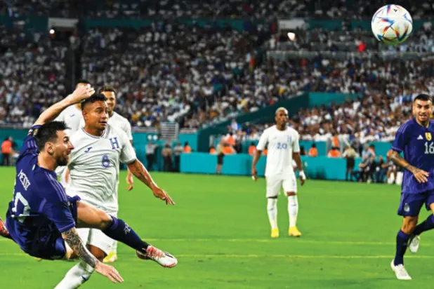 ميسي يواصل تقديم لمساته الساحرة أمام هندوراس في مباراة دولية (أ.ف.ب)