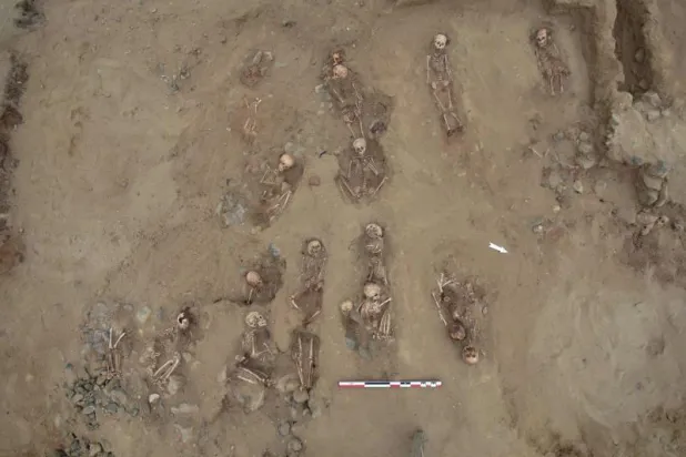 المقابر التي عُثر عليها لأطفال قُدّموا أضاحي قبل نحو ألف عام  (أ.ف.ب)