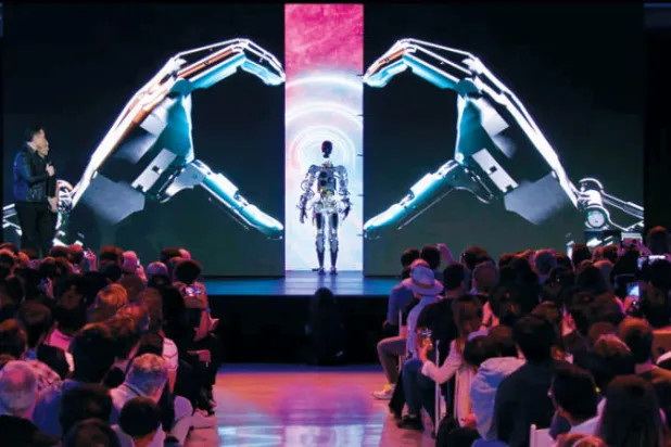 الروبوت «أوبتيموس» في أول ظهور له في عرض لشركة «تيسلا» أول من أمس (أ.ف.ب)