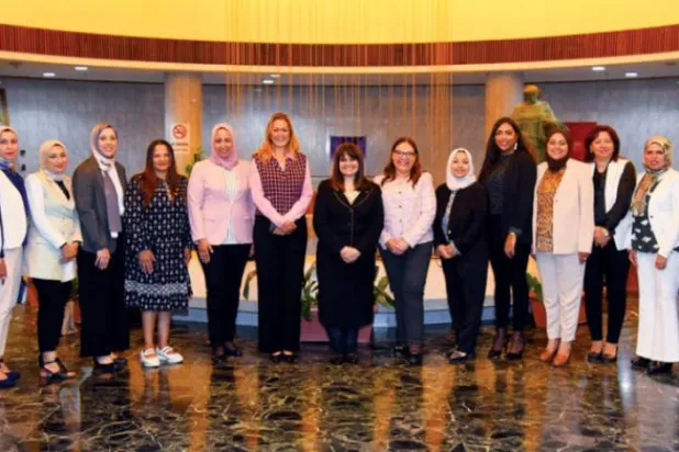 Göçmenlik ve Yurtdışındaki Vatandaşlardan Sorumlu Devlet Bakanı Suha Cundi, Yurtdışındaki Mısırlı Kadınların Eğitimi programının ilk grubundan çok sayıda katılımcıyı kabul etti. (Mısır Bakanlar Kurulu Başkanlığı Facebook sayfası)