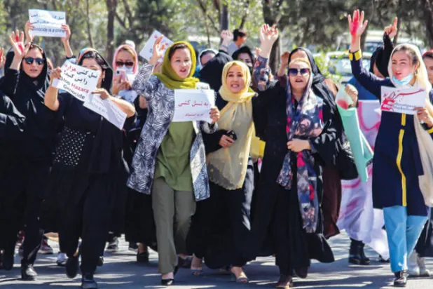 نساء يتظاهرن ضد «إبادة الهزارة» في كابل أمس (أ.ف.ب)