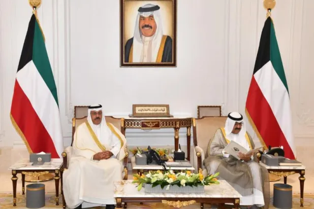 ولي العهد الشيخ مشعل الأحمد الجابر الصباح يستقبل رئيس مجلس الوزراء (كونا)