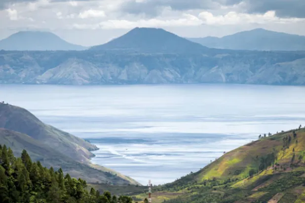 تحوّل بركان «توبا» العملاق إلى بحيرة بركانية (كالديرا) حاليا تُعرف باسم «بحيرة توبا»
