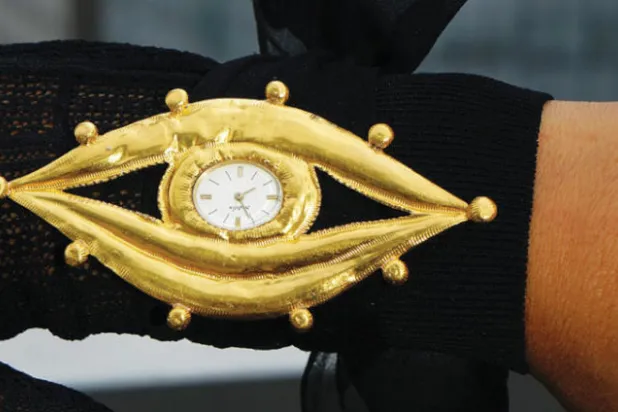 بروش ساعة يد على شكل عين من تصميم ليزا سوتيليس في دار «سوذبيز»