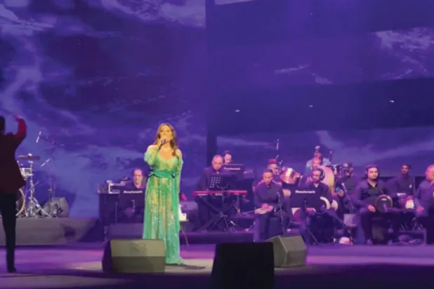 الفنانة لطيفة التونسية على خشبة مسرح «جامعة الأميرة نورة»