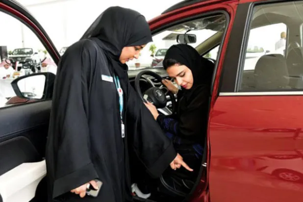 المرأة تبرز في مشهد حركة الطلب العالية على مبيعات السيارات في السعودية (الشرق الأوسط)