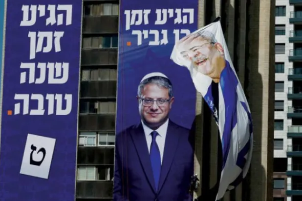 Kudüs’te yandaşları tarafından Ben- Gvir’in seçim pankartı asıldı (EPA)