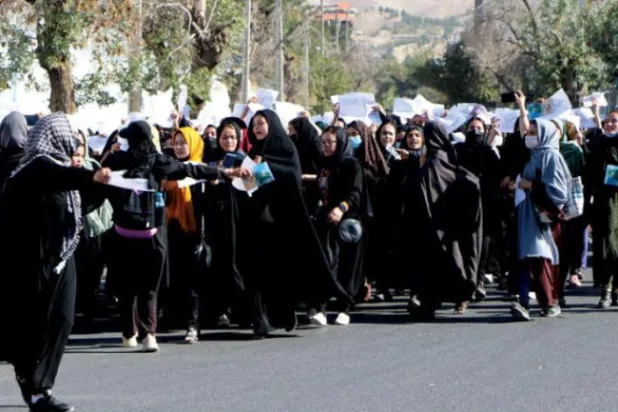 گزشتہ ہفتے کابل کے ایک شیعہ علاقے میں ایک تعلیمی مرکز کو نشانہ بنانے والے حملے کے خلاف احتجاج میں، خواتین طالبات ہرات یونیورسٹی سے سرکاری عمارت تک مارچ میں شریک ہیں (اے ایف پی)