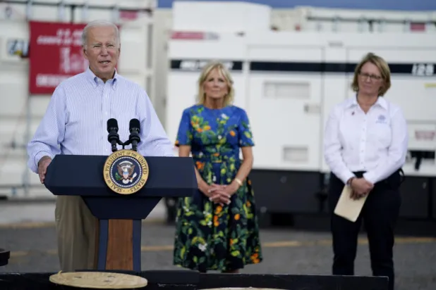 الرئيس الأميركي جو بايدن وزوجته جيل في بورتوريكو (أ.ب)