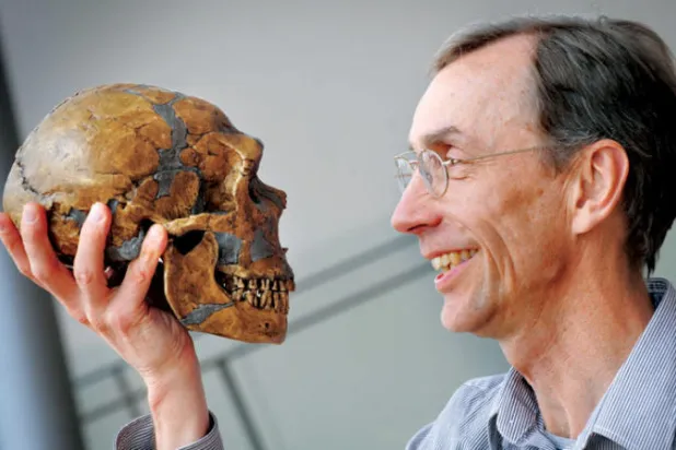 سفانتي بابو مع جمجمة إنسان قديم (معهد ماكس بلانك)