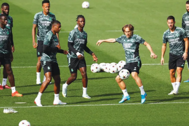 مودريتش يستعرض بالكرة بين لاعبي ريال مدريد خلال التدريبات لمواجهة شاختار (رويترز)
