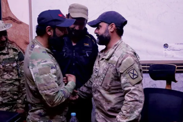 قائد «جيش مغاوير الثورة» فريد حسام القاسم يلتقي قادة فصيله بعد توليه منصبه الجديد في قاعدة التنف أول من أمس (مغاوير الثورة)