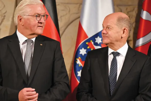 المستشار أولاف شولتز والرئيس فرانك والتر ستاينماير خلال قداس بمناسبة ذكرى الوحدة، في مدينة إيرفورت أول من أمس (أ ب)