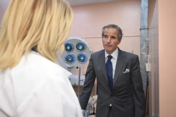 المدير العام للوكالة الدولية للطاقة الذرية رافايل غروسي يزور مركزاً لمعالجة مرضى السرطان في يريفان (أ.ف.ب)