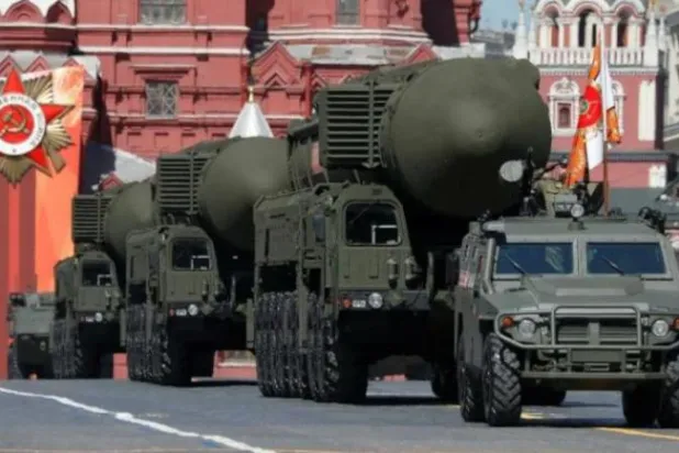 أنظمة صواريخ باليستية روسية تظهر في عرض عسكري بموسكو (رويترز)