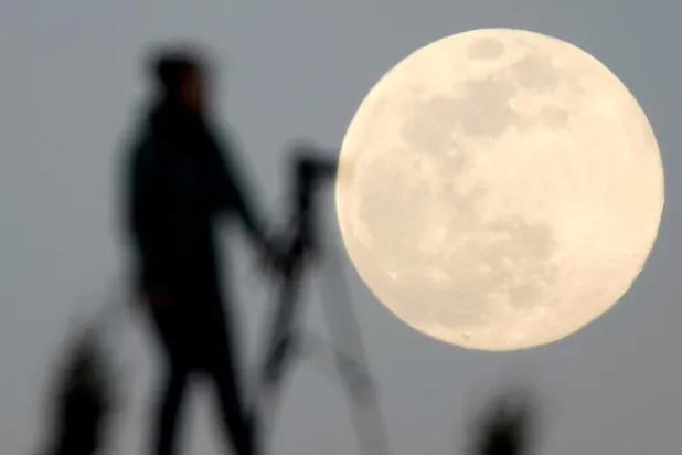 الباحثون عثروا على معلومات غير متوقعة يمكن أن تفسر بعض الخصائص غير العادية للقمر (رويترز)