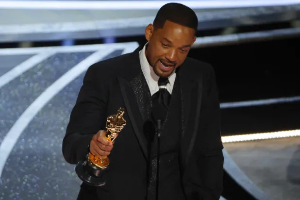 النجم الهوليوودي ويل سميث بعد تسلمه جائزة أوسكار (رويترز)