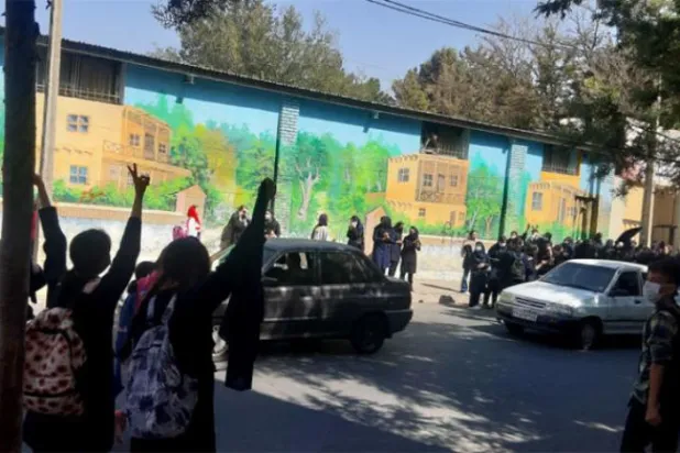 تہران میں گزشتہ روز ہائی سکول کی طالبات کو اپنے سر سے اسکارف اتار کر ایک احتجاجی مارچ میں شامل دیکھا جا سکتا ہے (ٹویٹر)