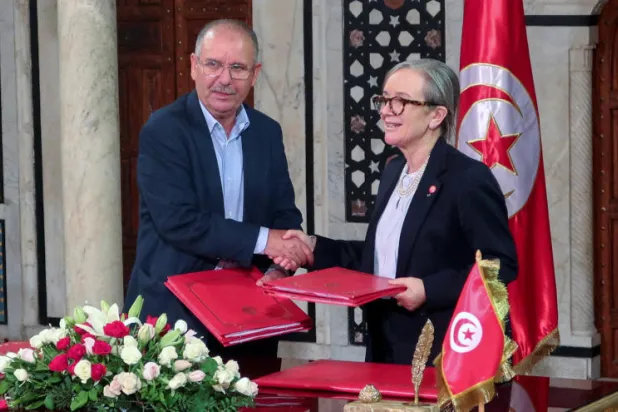 من اجتماع سابق لرئيسة الحكومة نجلاء بودن مع أمين عام اتحاد الشغل التونسي نور الدين الطبوبي (رويترز)