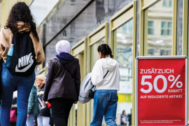 لافتة تعلن عن «خصم إضافي بنسبة 50 % على السلع المخفضة بالفعل» في برلين (أ.ف.ب)