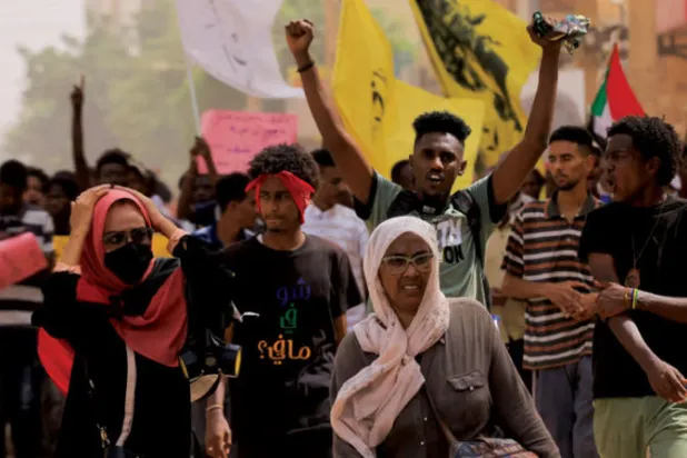 واحدة من التظاهرات المناهضة للانقلاب في الخرطوم (رويترز)