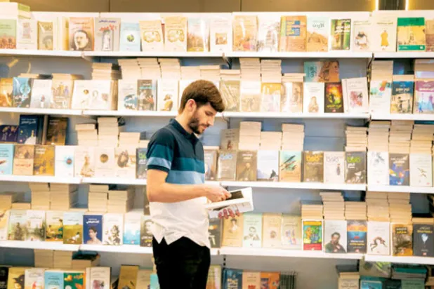 معرض الرياض للكتاب بات ظاهرة ثقافية مهمة ولافتة (تصوير: علي الظاهري)