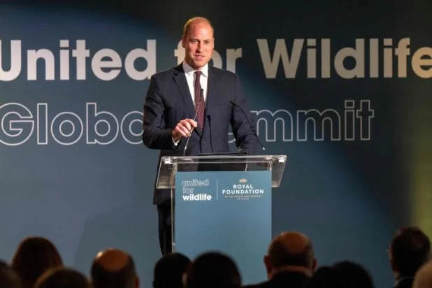 الأمير البريطاني ويليام يلقي خطاباً في القمة العالمية لمنظمة «متحدون من أجل الحياة البرية» في لندن (أ.ف.ب)