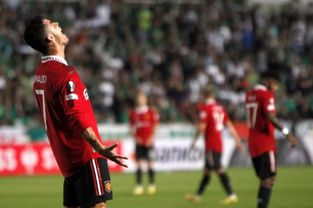 رونالدو شارك اليوم مع مانشستر يونايتد بعد ان كان احتياطيا في البريمرليغ (ا.ب)