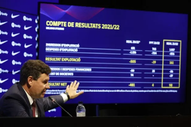 إدوارد روميو نائب الشؤون المالية في برشلونة خلال شرحه ميزانية النادي (رويترز)
