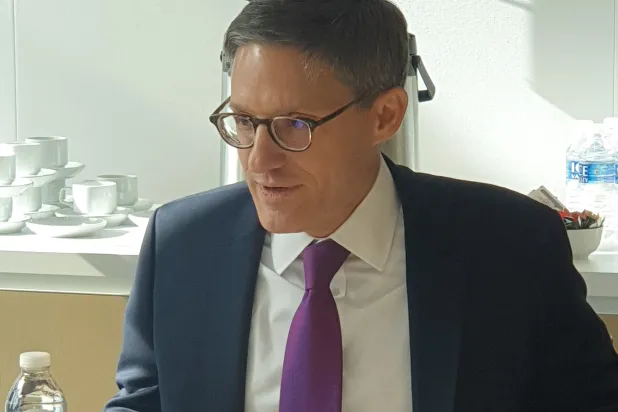 المستشار ديريك شوليت خلال اللقاء الإعلامي في السفارة الأميركية بلندن أمس (الشرق الأوسط)