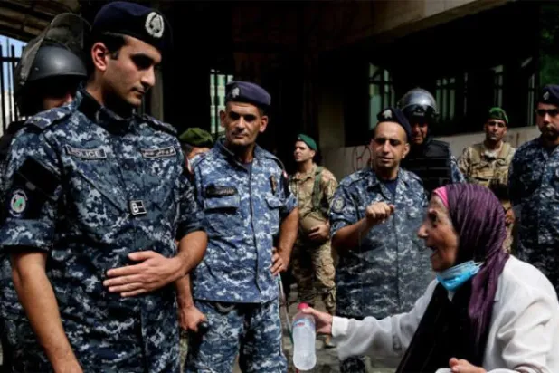 ڈپازٹرز  کے احتجاجی مظاہرے کے دوران لبنان کے بینک کے ہیڈ کوارٹر کی حفاظت کرنے والے سیکیورٹی فورسز کے ساتھ تصادم میں ایک بوڑھے آدمی کو دیکھا جا سکتا ہے (ڈی پی اے)