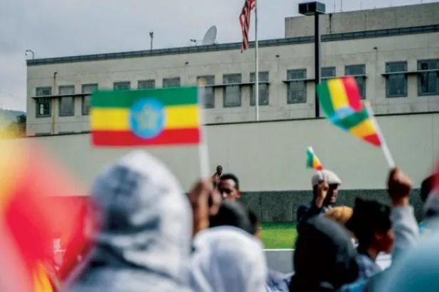 Addis Ababa'daki ABD büyükelçiliği önünde önceki gün savaş karşıtı protesto yapıldı (AFP)