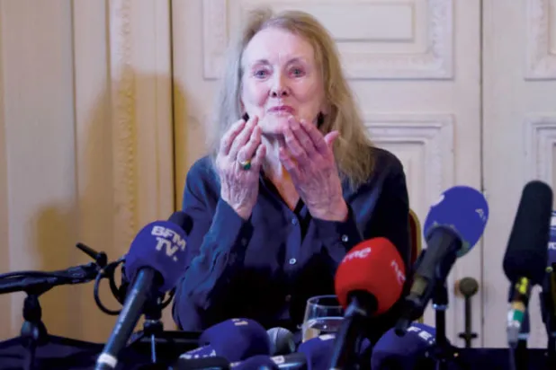 آني إرنو خلال المؤتمر الصحافي الذي عقدته عقب إعلان فوزها بالجائزة (رويترز)