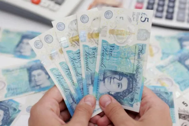  
عکس: دولت بریتانیا به کاهش نرخ مالیات ۴۵ درصدی بر درآمد افراد دارای درآمد سالانه بیش از ۱۵۰ هزار پوند ادامه نمی دهد (رویترز)
