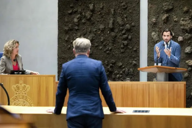 جانب من مناظرة في لاهاي أمس سبقت قمة للمجتمع السياسي الأوروبي (أ.ف.ب)