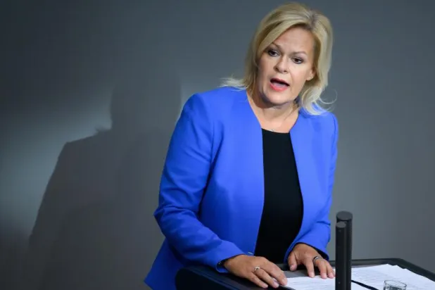 وزيرة الداخلية الألمانية نانسي فيزر تتحدث خلال جلسة عامة في البوندستاغ الألماني الشهر الماضي (د.ب.أ)