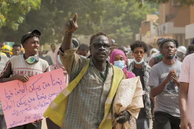 سودانيون يشاركون في مسيرة بالخرطوم للمطالبة بعودة الحكم المدني سبتبمر الماضي (أ.ف.ب)