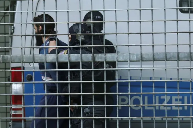 الشرطة الألمانية الخاصة تصل في 13 نوفمبر 2019 إلى محكمة في فرانكفورت مع مشتبه به في التخطيط لهجوم (رويترز)