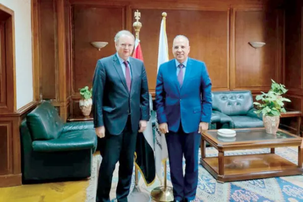 هاني سويلم وزير الموارد المائية والري المصري وسفير الاتحاد الأوروبي في القاهرة كريستيان بيرجر (وزارة الموارد المائية المصرية)