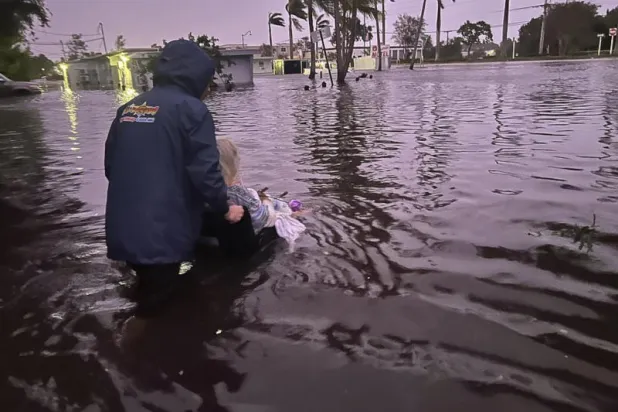 كارين لودر تظهر خلال عملية إنقاذها من مياه الفيضانات في فلوريدا (أ.ب)