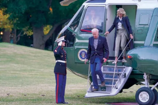 بائیڈن اور ان کی اہلیہ جِل سمندری طوفان "ایان" سے متاثرہ علاقوں کے دورے سے واپسی پر (ای.پی.اے)