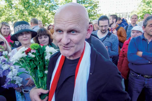 الناشط البيلاروسي أليس بيالياتسكي أحد الفائزين أمس بـ «نوبل للسلام» (رويترز)