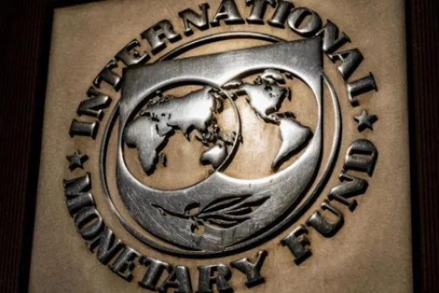 Washington’daki genel merkezinin girişindeki IMF logosu (AP)