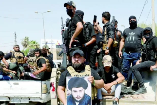 الصدر کے حامی 30 اگست کو بغداد میں گرین زون کے قریب پرتشدد جھڑپوں کے بعد سڑکوں سے پیچھے ہٹ رہے ہیں (رائٹرز)