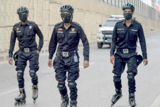 Pakistan polisi, geçtiğimiz ay Karaçi’de Pakistan- İngiltere arasında oynanan 22. Uluslararası Kriket Maçı öncesinde stadyum dışında devriye geziyor (AFP)