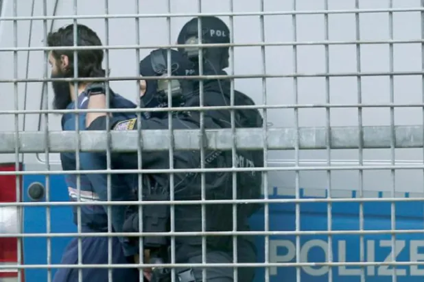 Alman polisi 13 Kasım 2019'da bir saldırı planlayan şüpheliyle Frankfurt mahkemesine geldi (Reuters)