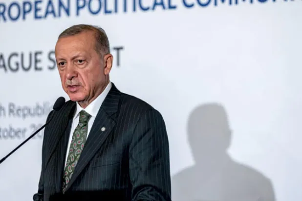 إردوغان خلال مؤتمر صحافي في براغ أول من أمس (إ.ب.أ)